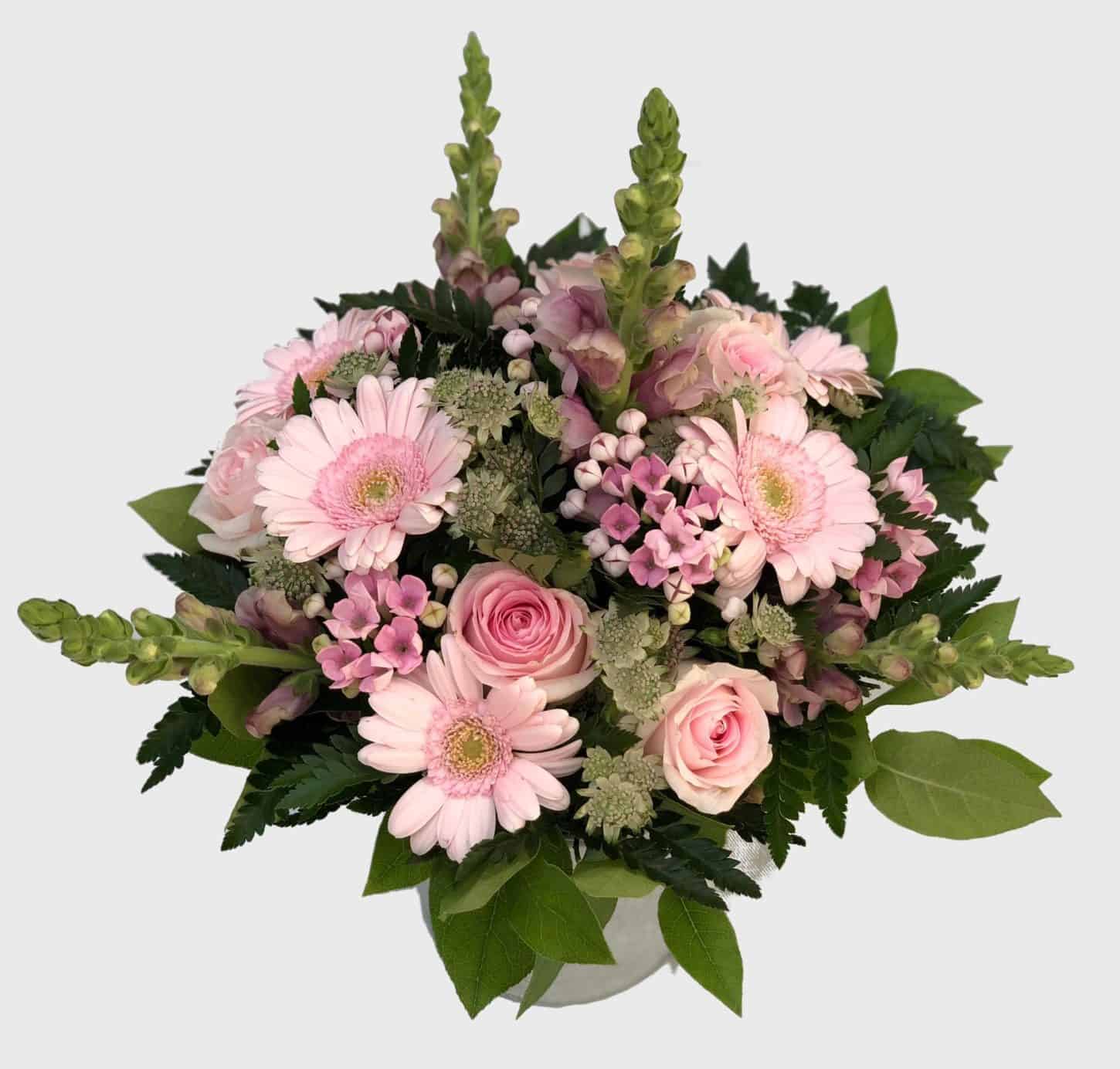 Send blomster med Design-Flower til én du holder af, eller til enhver anledning.Vi har 20 års erfaring indenfor blomsterbranchen, og er yderst kompetente, serviceminded og professionelle.Vi laver alt fra Unique variations buketter, til brudebuketter, almindelige buketter, bårebuketter med flere. Vi laver også alt i blomster til større arrangementer. Alt fra bryllup til konferencer samt begravelser med flere.For større arrangementer bedes du venligst kontakte os pr mail eller pr telefon senest 14 dage inden arrangementet.Vi har kun friske blomster og et stort og varieret udvalg i alverdens farver. Vores speciale er at sammensætte buketten nøjagtig som du ønsker det, og her får du mulighed for at sætte dit personlige præg på buketten.Vi har også et bredt sortiment af potteplanter, potter, dekorationer, blomstertilbehør og eventuelt vin og chokolade.Vi leverer årets 365 dage til døren i København og omegn, og ved bestilling inden kl 14, kan vi leverer samme dag.Send blomster med Design-Flower til én du holder af, eller til enhver anledning.